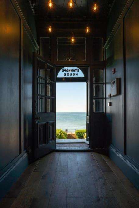 Stylish Beachfront Apartment, Sweeping Ocean Views And Luxury Touches Herne Bay Buitenkant foto