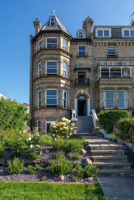 Stylish Beachfront Apartment, Sweeping Ocean Views And Luxury Touches Herne Bay Buitenkant foto