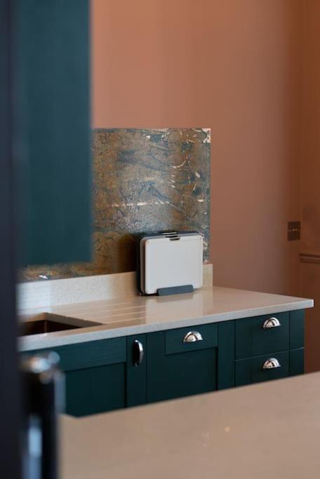 Stylish Beachfront Apartment, Sweeping Ocean Views And Luxury Touches Herne Bay Buitenkant foto