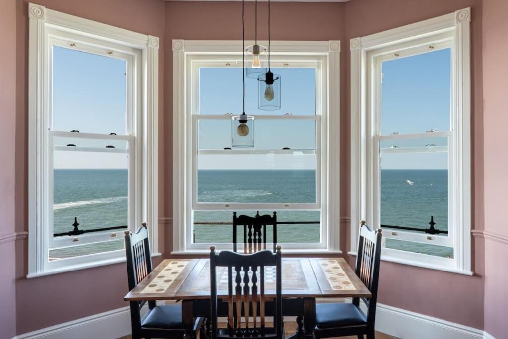 Stylish Beachfront Apartment, Sweeping Ocean Views And Luxury Touches Herne Bay Buitenkant foto