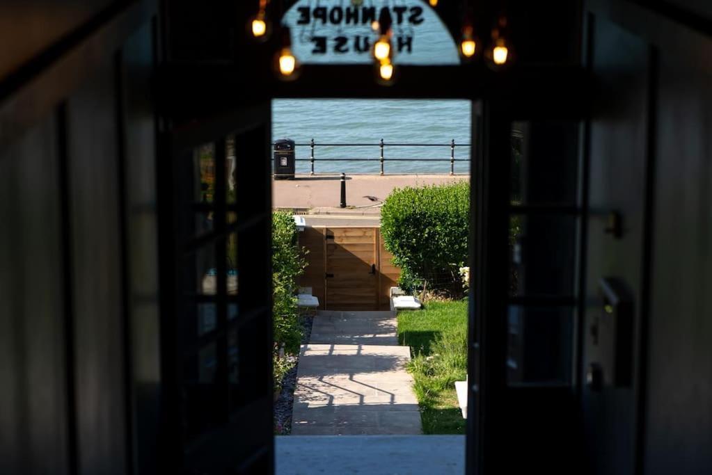 Stylish Beachfront Apartment, Sweeping Ocean Views And Luxury Touches Herne Bay Buitenkant foto