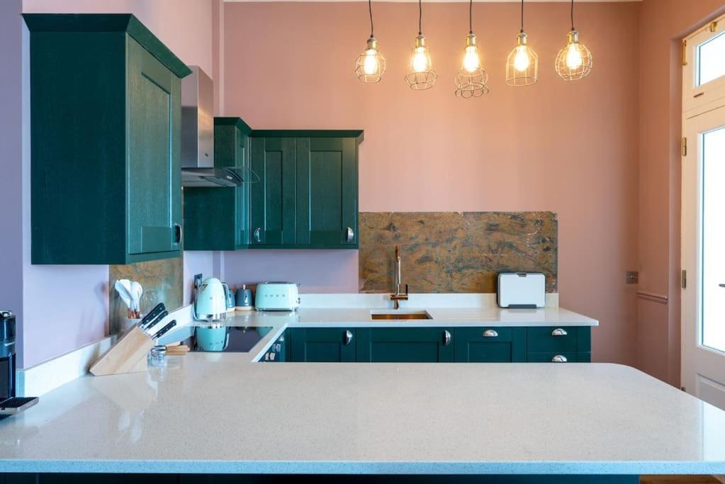 Stylish Beachfront Apartment, Sweeping Ocean Views And Luxury Touches Herne Bay Buitenkant foto